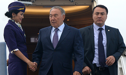 Президент Казахстана Нурсултан Назарбаев (в центре), прибывший в Санкт-Петербург для участия в саммите "Группы двадцати".