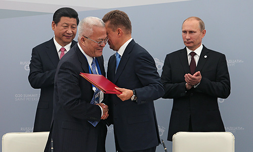 Владимир Путин и Председатель Китайской Народной Республики Си Цзиньпин (на втором плане слева) во время церемонии подписания совместных документов в рамках саммита "Группы двадцати" в Стрельне.