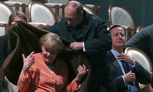 Владимир Путин, канцлер Германии Ангела Меркель и премьер-министр Великобритании Дэвид Кэмерон на представлении фрагмента из балета "Руслан и Людмила" у Большого каскада фонтанов Петергофа.