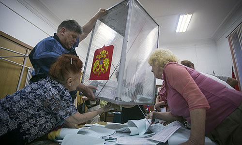 Сотрудники участковой избирательной комиссии ведут подсчет бюллетеней после окончания выборов мэра Владивостока.