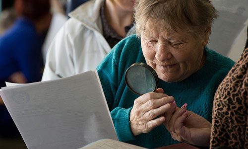 Голосование на выборах главы республики Хакасия на избирательном участке в городе Абакан.