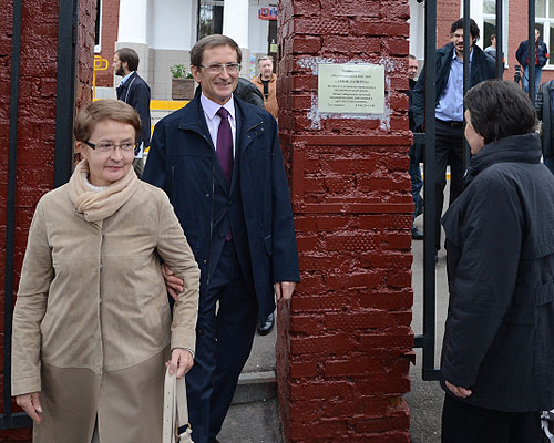 Кандидат в мэры Москвы от партии "Справедливая Россия" Николай Левичев с супругой (слева) после голосования на одном из избирательных участков на выборах мэра Москвы.