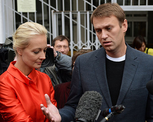 Оппозиционер, кандидат в мэры Москвы Алексей Навальный с семьей отвечает на вопросы журналистов во время выборов мэра Москвы.