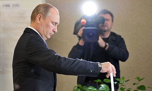 Владимир Путин на избирательном участке № 2151 во время голосования на выборах мэра Москвы.