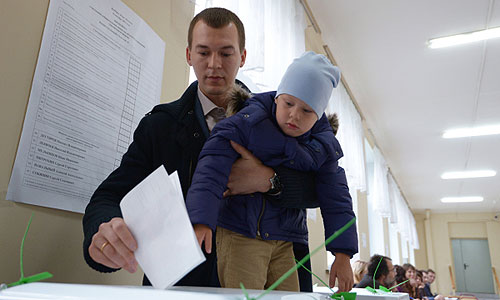 Кандидат в мэры Москвы от ЛДПР Михаил Дегтярев опускает бюллетень в урну для голосования на избирательном участке № 2269 на выборах мэра Москв