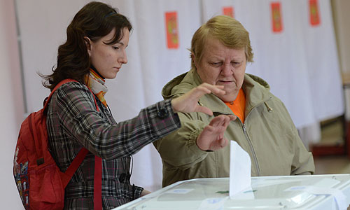 Жители столицы во время голосования на одном из избирательных участков на выборах мэра Москвы.