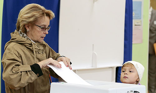 Жители столицы во время голосования на одном из избирательных участков на выборах мэра Москвы.