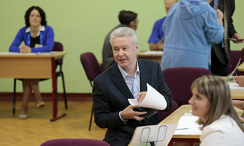 Кандидат в мэры Москвы, временно исполняющий обязанности мэра Москвы Сергей Собянин на избирательном участке во время выборов мэра столицы.