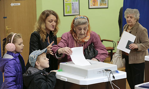 Жители столицы во время голосования на одном из избирательных участков на выборах мэра Москвы.