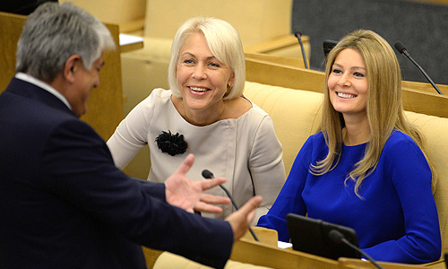 Заместитель председателя комитета ГД РФ по аграрным вопросам Надежда Школкина и член комитета ГД по культуре, актриса Мария Кожевникова (справа) во время пленарного заседания Государственной Думы Российской Федерации.