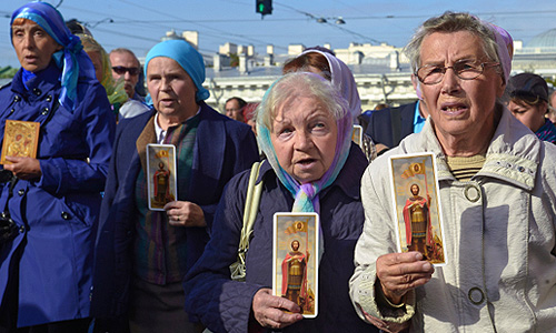 Участники крестного хода по Невскому проспекту, посвященного 300-летию Александро-Невской лавры в Санкт-Петербурге.