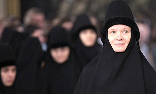 Монахиня во время литургии в Троицком соборе Александро-Невской лавры в рамках празднования 300-летия Александро-Невской лавры в Санкт-Петербурге.