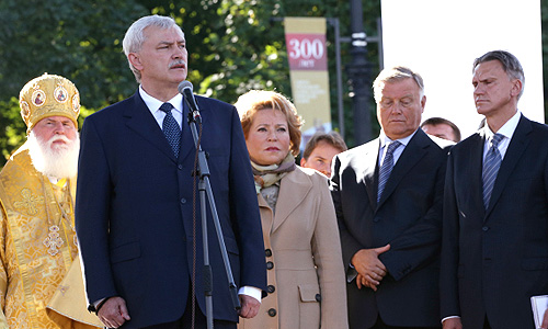 Губернатор Санкт-Петербурга Георгий Полтавченко (второй слева), председатель Совета Федерации Валентина Матвиенко (третья слева) и президент ОАО "Российские железные дороги" Владимир Якунин (второй справа) во время празднования 300-летия Александро-Невской лавры в Санкт-Петербурге.