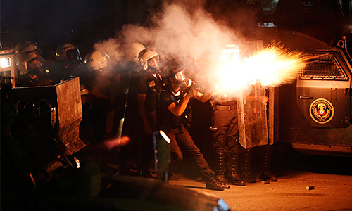 В крупнейших городах Турции в ночь на четверг прошли массовые акции протеста. Центрами манифестаций стали Стамбул, Анкара и Измир. Протестующие вновь требовали отставки правительства Реджепа Тайипа Эрдогана, а также были посвящены памяти погибшего в понедельник 22-летнего Мехмета Атакана.