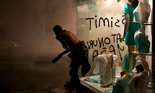 В крупнейших городах Турции в ночь на четверг прошли массовые акции протеста. Центрами манифестаций стали Стамбул, Анкара и Измир. Протестующие вновь требовали отставки правительства Реджепа Тайипа Эрдогана, а также были посвящены памяти погибшего в понедельник 22-летнего Мехмета Атакана.