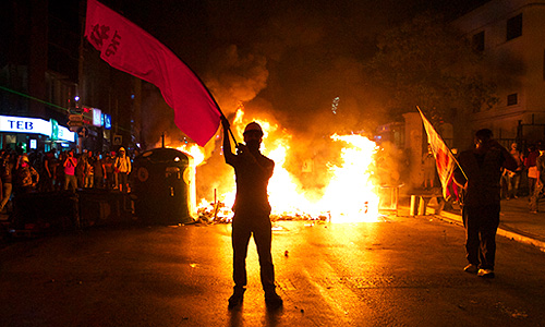 В крупнейших городах Турции в ночь на четверг прошли массовые акции протеста. Центрами манифестаций стали Стамбул, Анкара и Измир. Протестующие вновь требовали отставки правительства Реджепа Тайипа Эрдогана, а также были посвящены памяти погибшего в понедельник 22-летнего Мехмета Атакана.