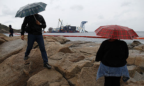 Итальянские специалисты 16 сентября впервые попытаются привести в вертикальное положение круизный лайнер "Коста Конкордия", который в январе минувшего года затонул близ острова Джильо у берегов области Тоскана.