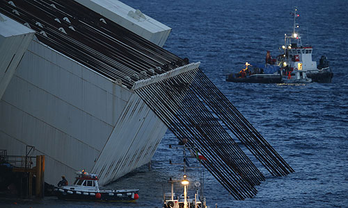 Итальянские специалисты 16 сентября впервые попытаются привести в вертикальное положение круизный лайнер "Коста Конкордия", который в январе минувшего года затонул близ острова Джильо у берегов области Тоскана.