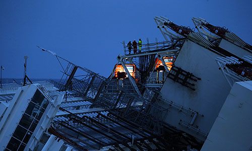 Итальянские специалисты 16 сентября впервые попытаются привести в вертикальное положение круизный лайнер "Коста Конкордия", который в январе минувшего года затонул близ острова Джильо у берегов области Тоскана.