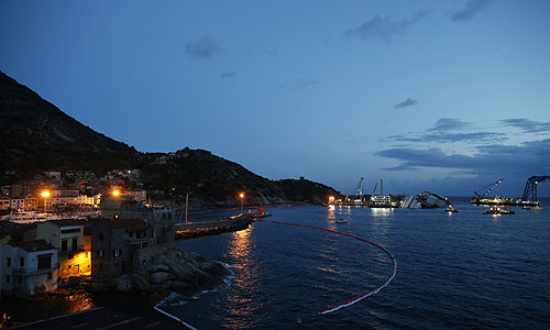 Итальянские специалисты 16 сентября впервые попытаются привести в вертикальное положение круизный лайнер "Коста Конкордия", который в январе минувшего года затонул близ острова Джильо у берегов области Тоскана.