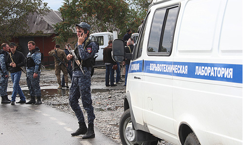 Полицейские на месте взрыва у районного отделения внутренних дел в селении Серноводск Сунженского района Чеченской Республики. Утром 16 сентября, в результате атаки смертника пытавшегося прорваться на территорию РОВД, погибли трое полицейских и еще четверо получили ранения.