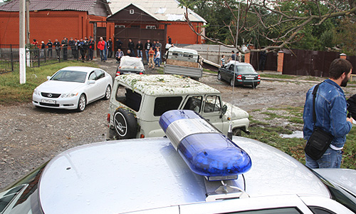 Люди на месте взрыва у районного отделения внутренних дел в селении Серноводск Сунженского района Чеченской республики. Утром 16 сентября, в результате атаки смертника пытавшегося прорваться на территорию РОВД, погибли трое полицейских и еще четверо получили ранения.