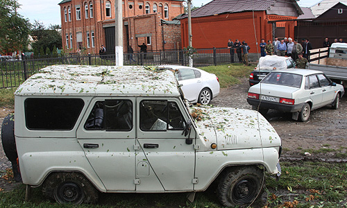 Полицейские на месте взрыва у районного отделения внутренних дел в селении Серноводск Сунженского района Чеченской Республики. Утром 16 сентября, в результате атаки смертника пытавшегося прорваться на территорию РОВД, погибли трое полицейских и еще четверо получили ранения.