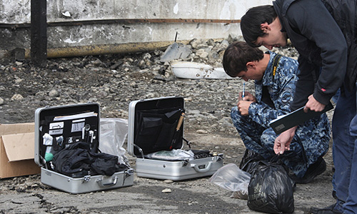 Полицейские на места взрыва у районного отделения внутренних дел в селении Серноводск Сунженского района Чеченской Республики. Утром 16 сентября, в результате атаки смертника пытавшегося прорваться на территорию РОВД, погибли трое полицейских и еще четверо получили ранения.
