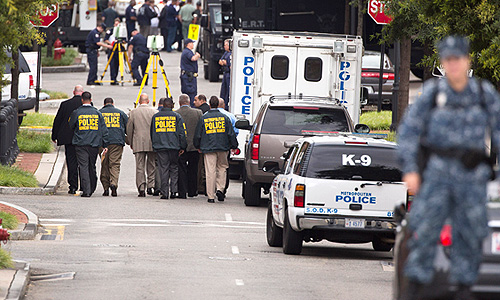 Вооруженного мужчину, устроившего стрельбу в военно-морском командном центре в Вашингтоне (США) и погибшего в перестрелке, звали Аарон Алексис, передала BBC. Подробности о личности стрелка пока не сообщаются. Также остается неясным, каким образом ему удалось попасть в здание центра.