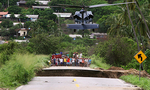 В мексиканском курортном городе Акапулько началась эвакуация тысяч туристов, прервавших отдых из-за обрушившегося на тихоокеанское побережье Мексики тропического шторма "Мануэль". Предстоит эвакуировать около 40 тыс. человек, большинство ожидает своей очереди во временных убежищах.