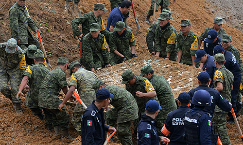 В мексиканском курортном городе Акапулько началась эвакуация тысяч туристов, прервавших отдых из-за обрушившегося на тихоокеанское побережье Мексики тропического шторма "Мануэль". Предстоит эвакуировать около 40 тыс. человек, большинство ожидает своей очереди во временных убежищах.