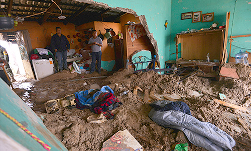 В мексиканском курортном городе Акапулько началась эвакуация тысяч туристов, прервавших отдых из-за обрушившегося на тихоокеанское побережье Мексики тропического шторма "Мануэль". Предстоит эвакуировать около 40 тыс. человек, большинство ожидает своей очереди во временных убежищах.