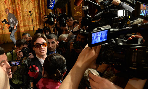 Художественный руководитель балета Большого театра Сергей Филин (слева) отвечает на вопросы журналистов после сбора труппы Государственного академического Большого театра перед открытием театрального сезона.