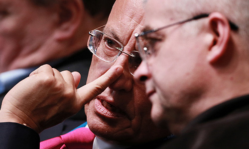 Декан факультета мировой экономики и мировой политики НИУ ВШЭ Сергей Караганов (слева) и бывший премьер-министр и министр иностранных дел Польши Влодзимеж Чимошевич во время дискуссионной сессии "Ценностный разрыв" на 10-м юбилейном заседании Международного дискуссионного клуба "Валдай" в Новгородской области.