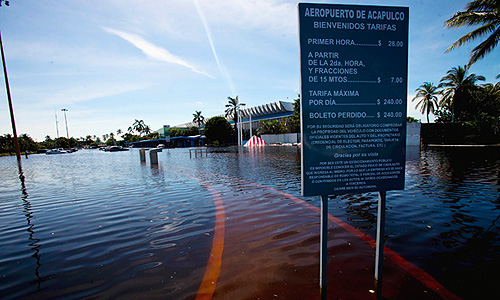 Ураган "Ингрид" и шторм "Мануэль" одновременно приблизились к Мексике с Атлантического и Тихого океанов. По данным властей, эти стихийные бедствия уже нанесли ущерб примерно 1,2 млн человек. По последним данным, погибли не менее 80 человек погибли, еще 58 числятся пропавшими без вести из-за этих стихийных бедствий.