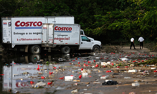 Ураган "Ингрид" и шторм "Мануэль" одновременно приблизились к Мексике с Атлантического и Тихого океанов. По данным властей, эти стихийные бедствия уже нанесли ущерб примерно 1,2 млн человек. По последним данным, погибли не менее 80 человек погибли, еще 58 числятся пропавшими без вести из-за этих стихийных бедствий.