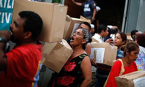Ураган "Ингрид" и шторм "Мануэль" одновременно приблизились к Мексике с Атлантического и Тихого океанов. По данным властей, эти стихийные бедствия уже нанесли ущерб примерно 1,2 млн человек. По последним данным, погибли не менее 80 человек погибли, еще 58 числятся пропавшими без вести из-за этих стихийных бедствий.