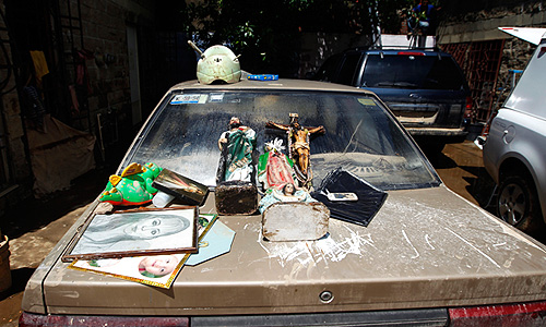 Ураган "Ингрид" и шторм "Мануэль" одновременно приблизились к Мексике с Атлантического и Тихого океанов. По данным властей, эти стихийные бедствия уже нанесли ущерб примерно 1,2 млн человек. По последним данным, погибли не менее 80 человек погибли, еще 58 числятся пропавшими без вести из-за этих стихийных бедствий.