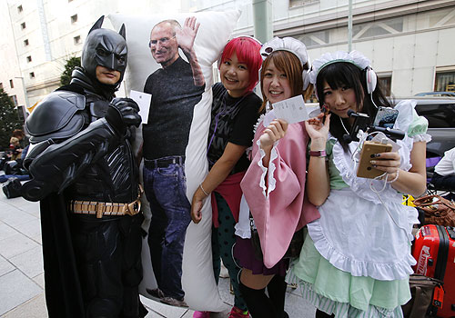 Перед открытием магазинов Apple в Сиднее и Токио выстроились сотни покупателей, желающих приобрести новые смартфоны. Во многих городах покупатели, как обычно в таких случаях, начали занимать очередь еще ночью.