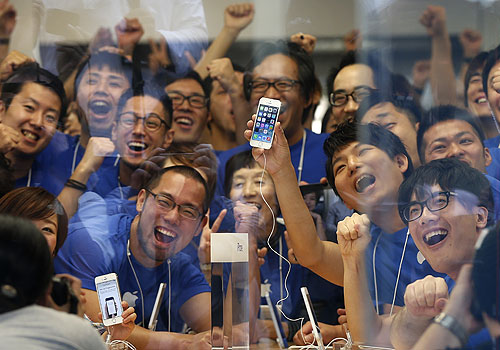 Перед открытием магазинов Apple в Сиднее и Токио выстроились сотни покупателей, желающих приобрести новые смартфоны. Во многих городах покупатели, как обычно в таких случаях, начали занимать очередь еще ночью.