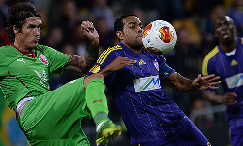 Игрок "Рубина" Сесар Навас (слева) и игрок "Марибора" Маркос Таварес в матче группового этапа Лиги Европы УЕФА между ФК "Марибор" (Марибор) и ФК "Рубин" (Казань).