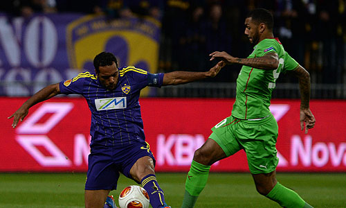 Игрок "Марибора" Маркос Таварес (слева) и игрок "Рубина" Янн М'Вила в матче группового этапа Лиги Европы УЕФА между ФК "Марибор" (Марибор) и ФК "Рубин" (Казань).