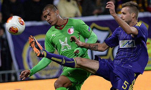 Игрок "Марибора" Желько Филипович (справа) и игрок "Рубина" Хосе Саломон Рондон в матче группового этапа Лиги Европы УЕФА между ФК "Марибор" (Марибор) и ФК "Рубин" (Казань).