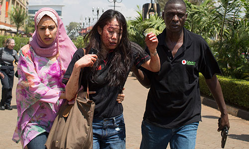 Официальный твиттер Сил обороны Кении вчера вечером сообщил, что военные предпринимают "все возможное", чтобы как можно скорее завершить операцию.