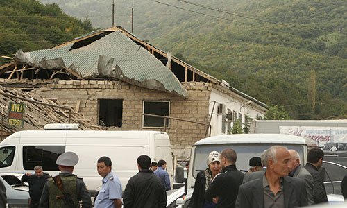 Сотрудники полиции и местные жители у разрушенного здания районного отдела полиции в селе Хучни Табасаранского района Дагестана, который утром 23 сентября подвергся атаке смертника, взорвавшего себя в начиненном взрывчаткой автомобиле.