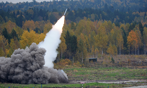 Реактивная система залпового огня "Смерч" во время демонстрационного показа военной техники в рамках IX Международной выставки вооружения, военной техники и боеприпасов в Нижнем Тагиле.