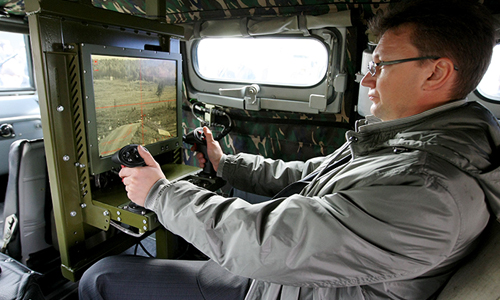 Мужчина в бронированной машине "Тигр-М" на IX Международной выставке вооружения, военной техники и боеприпасов в Нижнем Тагиле.