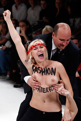 Скандальная группа устроила акцию во время показа коллекции весна/лето-2014 от Nina Ricci.