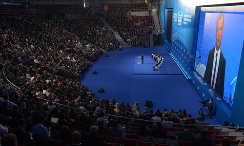Председатель правительства РФ Дмитрий Медведев выступает на пленарном заседании "Экономическое развитие и качество жизни: вызовы и перспективы" в рамках XII Международного Инвестиционного Форума "Сочи-2013".