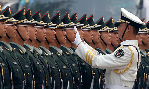 Перед началом официальной церемонии встречи президента Афганистана Хамидоа Карзая. Офицер Народно-освободительной армии Китая использует натянутую нить, чтобы выстроить почетный караул по прямой линии.
